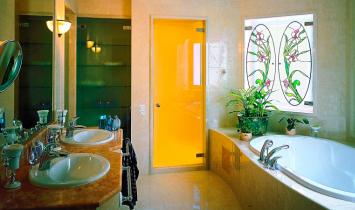 Угаалгын өрөө, жорлонгийн хаалга: аль нь сонгох нь дээр вэ?
