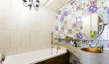 Foto dan contoh hiasan bilik mandi dengan jubin