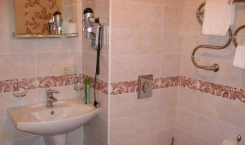 Tata letak kamar mandi: tiga tipe utama dan fitur-fiturnya