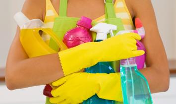 Πώς να καθαρίσετε εύκολα ένα μπάνιο: καθαρίστε πλακάκια, ραφές και φωτιστικά