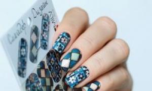 Easier than simple: manicure with stickers