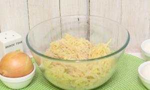 Recepto vaizdo įrašas: Bulviniai blynai su dešra ir sūriu Bulvinių blynų su dešra žingsnis po žingsnio receptas