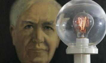 Who first invented the incandescent light bulb The world's first incandescent light bulb