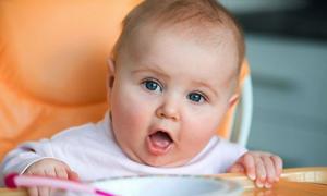¿Cómo debe comer un niño de un año?